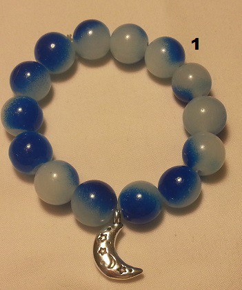 Pulsera piedras azul y blanca con charm